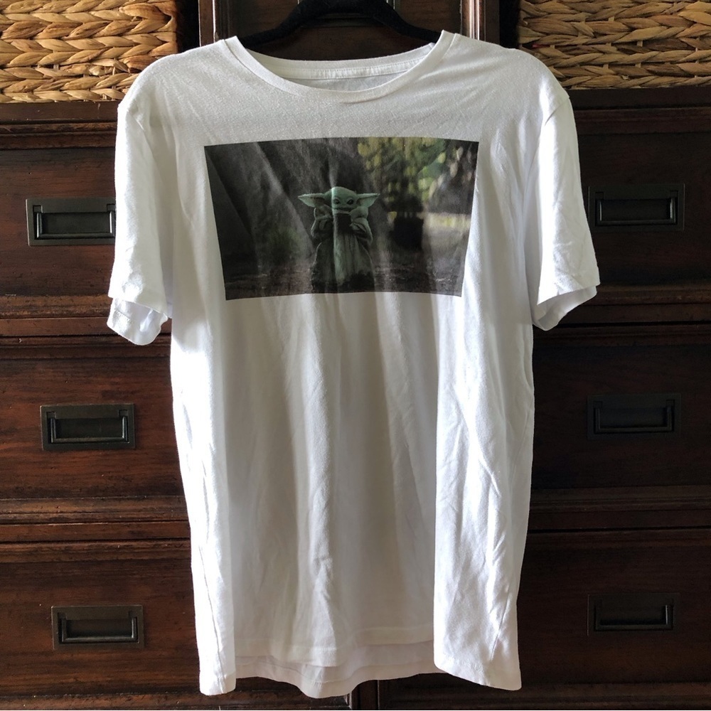 Star Wars baby Yoda short sleeve graphic tee in size M